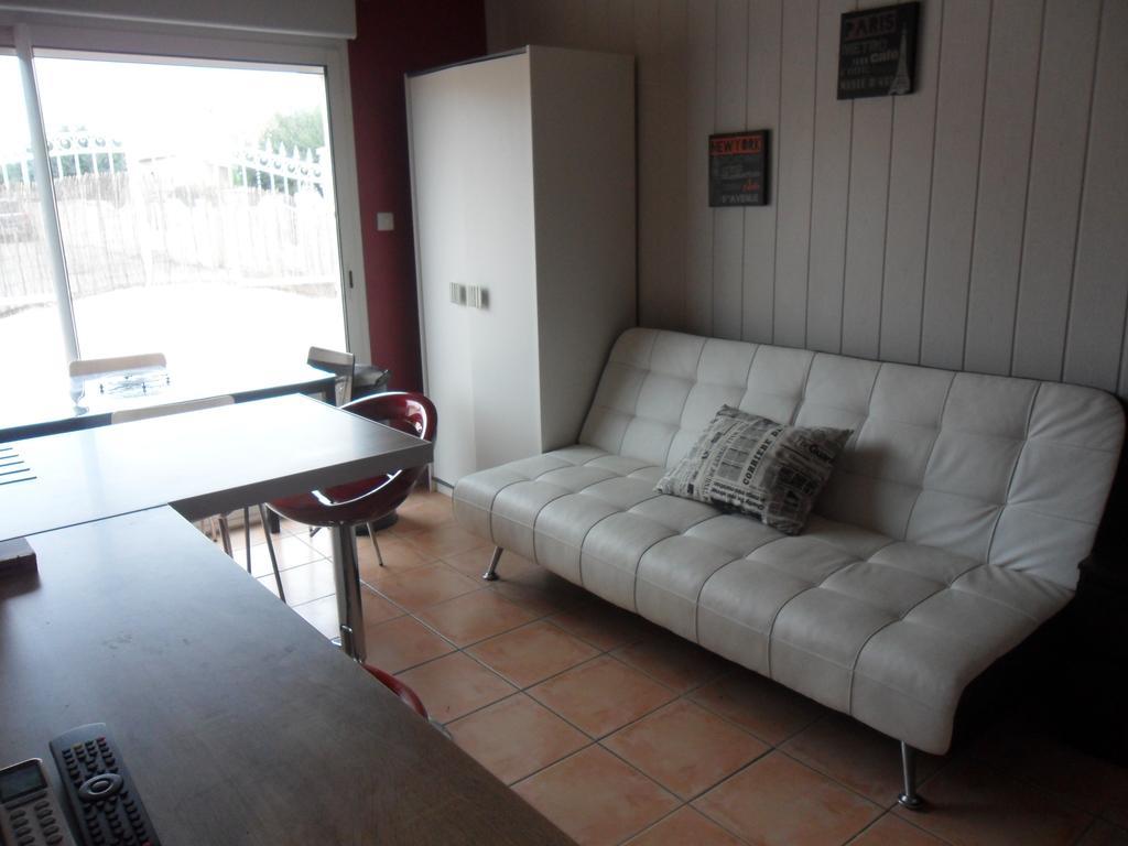 Le Tamaris Appartement Saint-Laurent-dʼAigouze Kamer foto